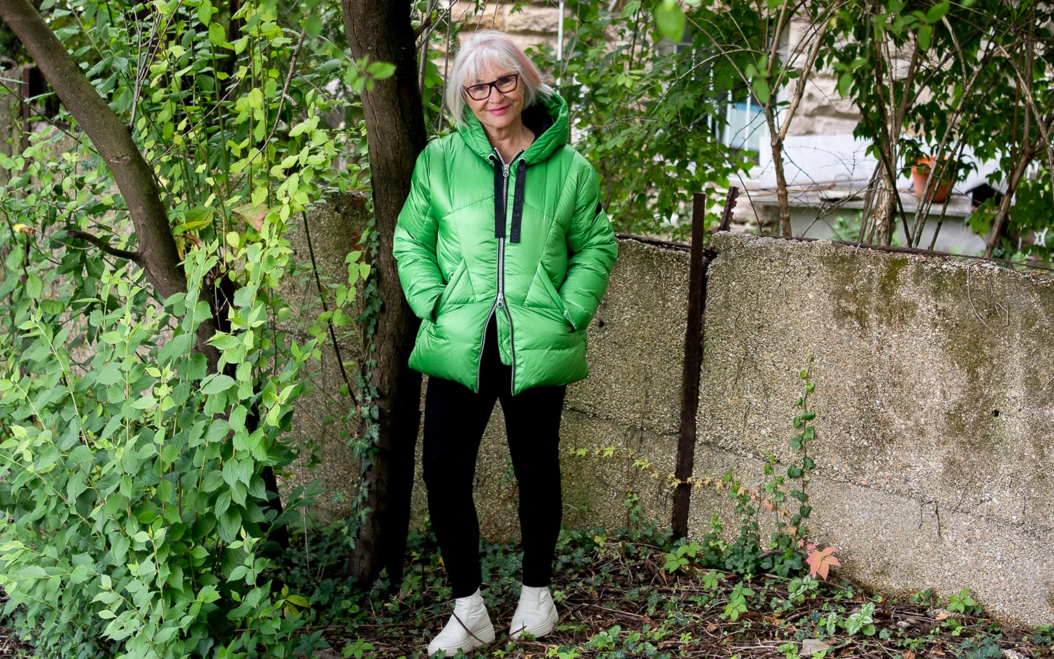 Ute Weisshaar, draußen in einem Garten