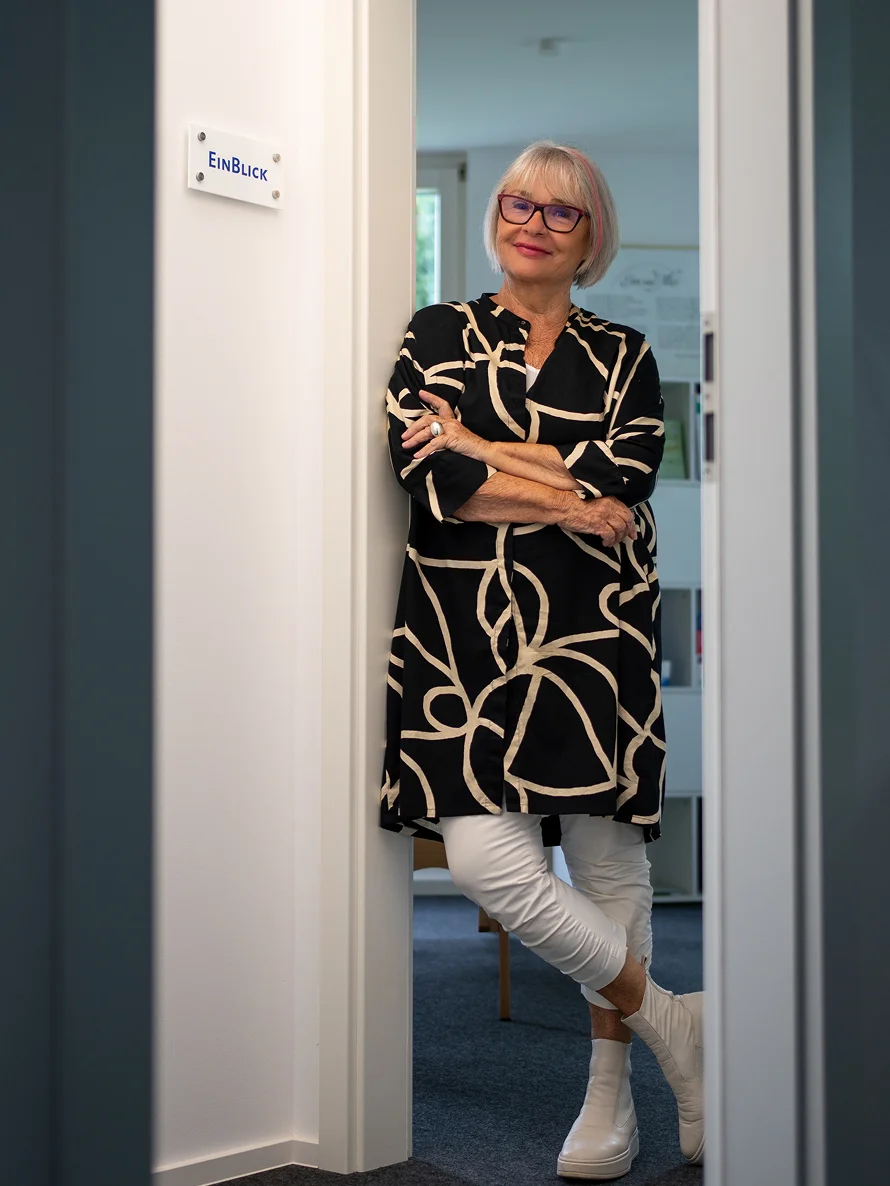 Ute Weisshaar lehnt in ihrer Praxistüre