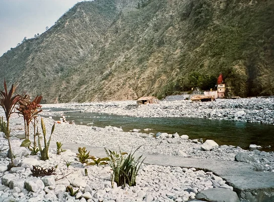 Ein Tal durch den ein Fluss läuft, im Hintegrund sind Berge zu sehen